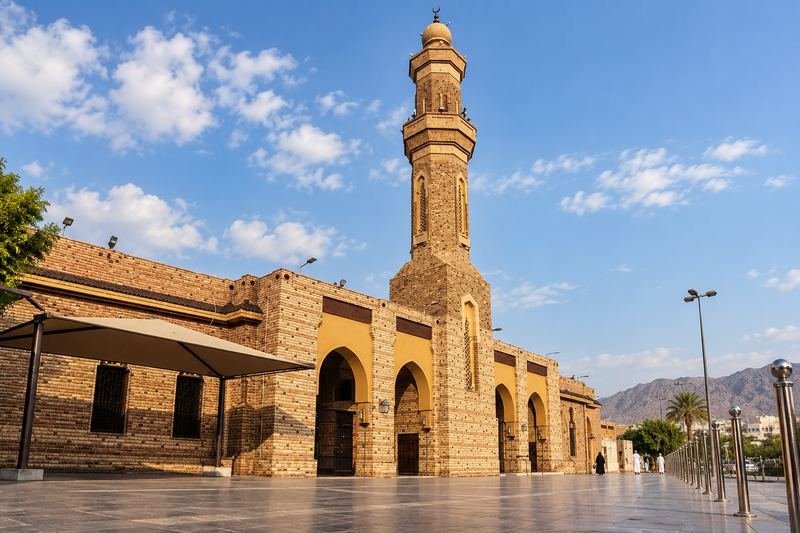 مسجد عبدالله بن عباس ومئذنته الحجرية في الطائف