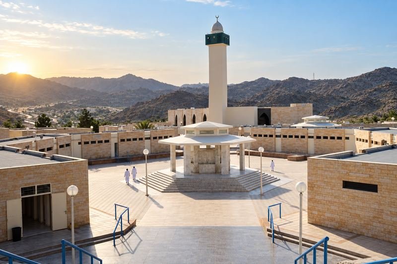 ساحة ميقات وادي محرم ومئذنته على طريق الهدا